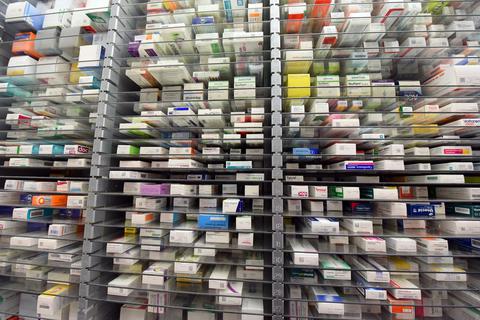 Medikamente liegen im Lager einer Apotheke. Nicht nur bei Kindermedikamenten gibt es Lieferschwierigkeiten; auch Mittel für Erwachsene sind betroffen.