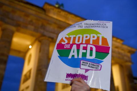 Auch bei der Mahnwache vor dem Brandenburger Tor wird die AfD kritisiert. Foto: dpa