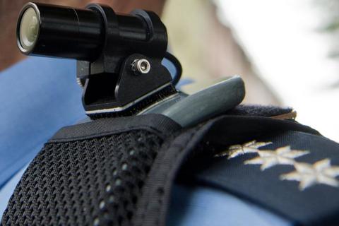 Eine Bodycam auf der Schulter eines Polizisten. Foto: dpa 