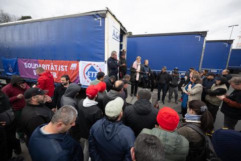 Gaby Bischoff (SPD), Mitglied des Europäischen Parlaments, spricht während eines Streiks von Lastwagenfahrern eines polnischen Logistikunternehmens auf der Raststätte „Gräfenhausen-West” mit den Fahrern.