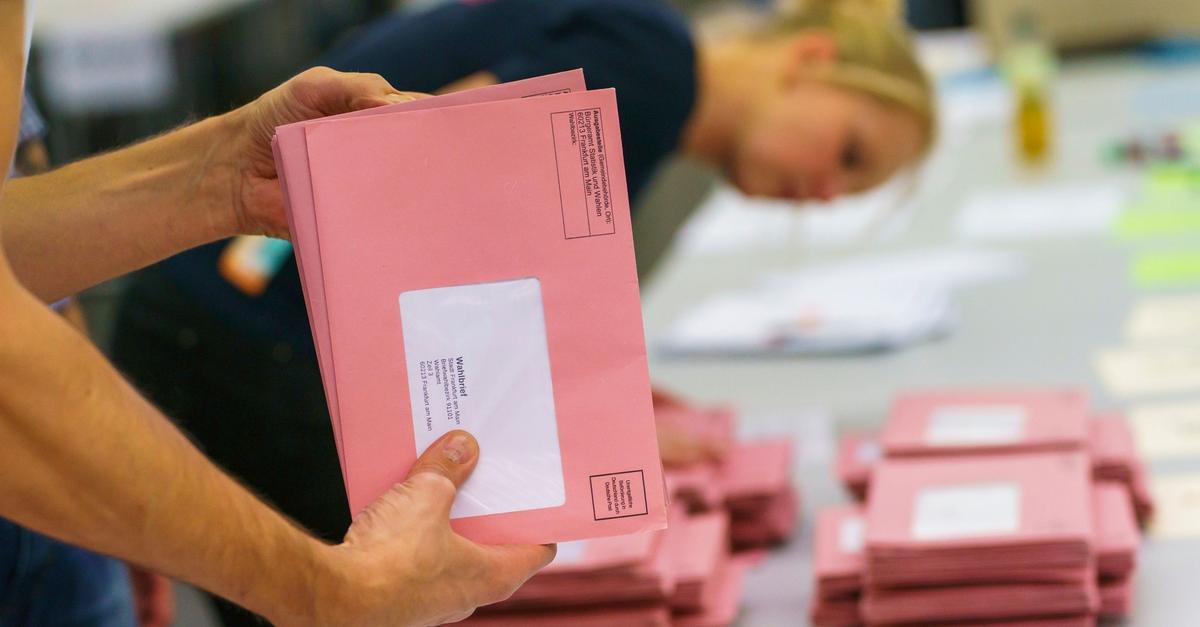 Image accompanying Bei den Europa- und Kommunalwahlen sollen Helfer Stimmzettel manipuliert haben.