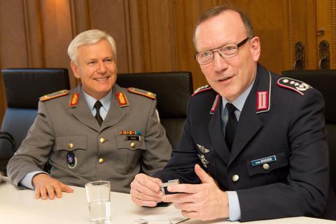General Eckart Klink (links) und Oberst Olaf von Roeder im Konferenzzimmer im Redaktionsgespräch.  Foto: wita/Uwe Stotz  Foto: wita/Uwe Stotz