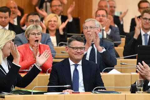 Boris Rhein (CDU) wird nach seiner Wahl zum hessischen Ministerpräsidenten von seinen Kollegen bejubelt. Foto: Arne Dedert/dpa