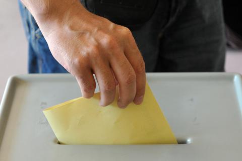 Eine Person wirft ihren Wahlzettel in die Wahlurne. Foto: dpa