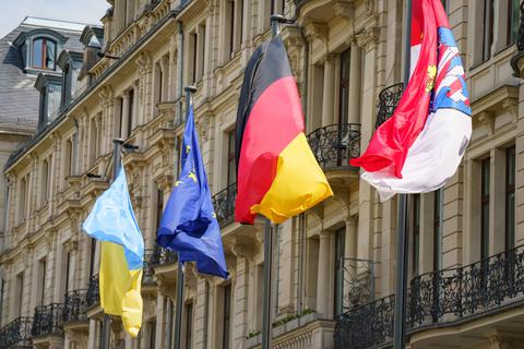 Vor der hessischen Staatskanzlei wehen die Fahnen der Ukraine, der Europäischen Union, Deutschlands und des Landes Hessen. Foto: dpa