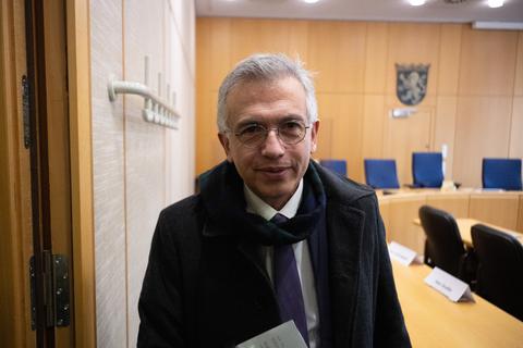 Der ehemalige Frankfurter Oberbürgermeister Peter Feldmann geht nach der Urteilsverkündung im Prozess gegen ihn am Landgericht aus dem Saal. 