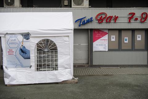 In einem ehemaligen Bordell in Frankfurt wurde ein Test- und Impfzentrum eingerichtet. Viele Betrieb der Sexarbeit geraten durch die Bestimmungen des Landes in finanzielle Krisen. Foto: Boris Roessler/dpa