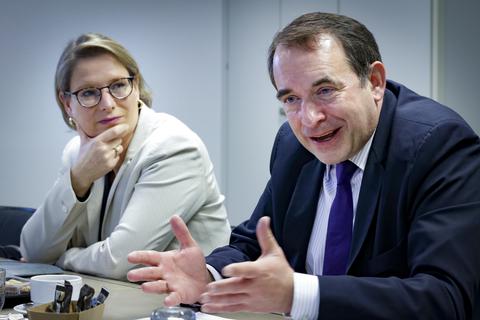 Die Bildungsminister Stefanie Hubig (SPD/Rheinland-Pfalz) und Alexander Lorz (CDU/Hessen) beim Grundschulgipfel der VRM. 