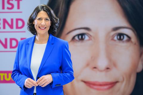 Daniela Schmitt vor einem Großplakat mit ihrem Porträt in der Geschäftsstelle der FDP Rheinland-Pfalz. Foto: dpa