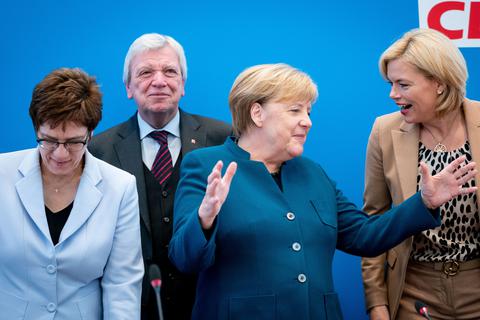 Ein Bild aus glücklicheren CDU-Tagen. Inzwischen steht zumindest für Annegret Kramp-Karrenbauer (l.) und Angela Merkel (3.v.l.) fest, dass sie ihre Zukunft in der Bundes-CDU hinter sich haben. Wie geht es mit Volker Bouffier und Julia Klöckner weiter? Archivfoto: dpa/Kay Nietfeld