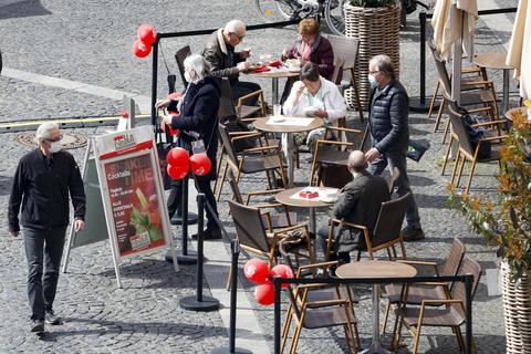 Den Kaffee und die Sonne genießen, den Mainzer Dom in Sichtweite: Die Außengastronomie läuft langsam wieder an. Foto: Sascha Kopp