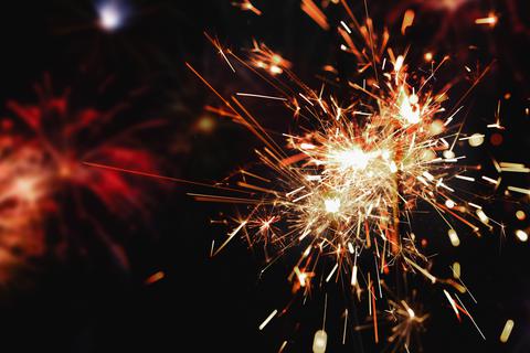 In der Silvesternacht werden Feuerwerk gezündet und Wunderkerzen abgebrannt. Symbolbild: drubig-photo - stock.adobe