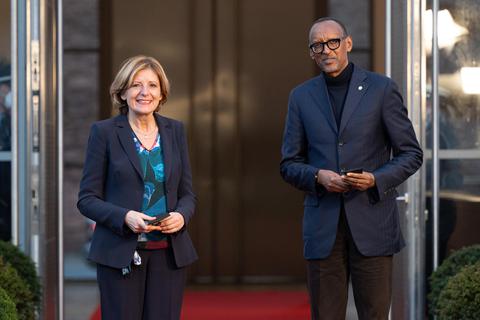 Ministerpräsidentin Malu Dreyer (SPD) begrüßt Paul Kagame, Präsident von Ruanda, vor der Staatskanzlei. Foto: dpa