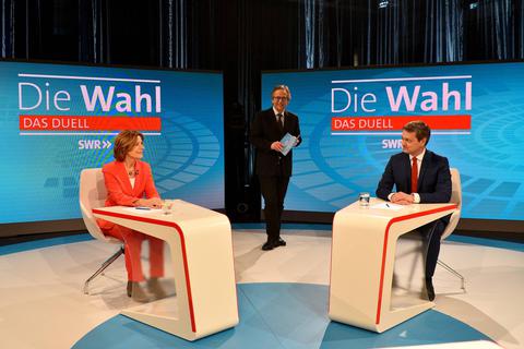 Ministerpräsidentin Malu Dreyer (SPD) streitet mit Christian Baldauf (CDU) im Mainzer Fernsehstudio des SWR über die richtige Corona-Politik. In der Mitte Moderator und SWR-Chefredakteur Fritz Frey. Foto: Kristina Schäfer/SWR/dpa 