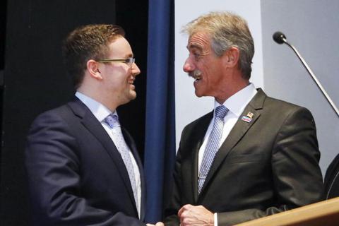 Parteichef Uwe Junge (rechts) gratuliert dem Mainzer Sebastian Münzenmaier, der sich als Spitzenkandidat durchsetzte.Foto: Harald Kaster  Foto: Harald Kaster