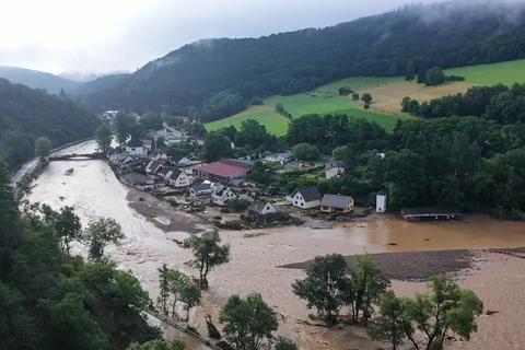Wasserstände wie in der Eifel, im Bild die Ortschaft Schuld, kommen statistisch gesehen nur alle 50 Jahre vor. Foto: dpa