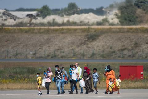 Flüchtlinge aus griechischen Flüchtlingslagern steigen aus dem Flugzeug am Flughafen Kassel-Calden (Kassel Airport). Foto: dpa