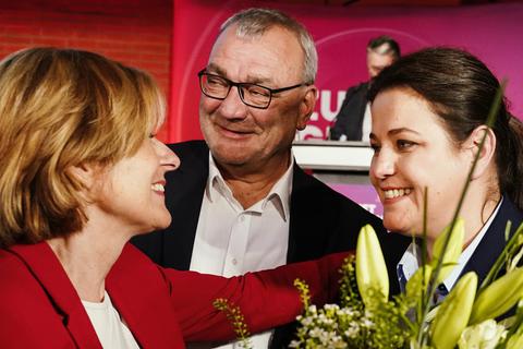 Susanne Wingertszahn (rechts) nimmt Glückwünsche zu ihrer Wahl als DGB-Bezirksvorsitzende von Malu Dreyer entgegen. Das Amt übernimmt sie von Dietmar Muscheid, der das Amt nach 20 Jahren aufgibt. Foto: dpa/Uwe Anspach