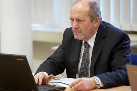 Der frühere rheinland-pfälzische Finanzminister Ingolf Deubel (SPD) ist am Freitag wegen Untreue und uneidlicher Falschaussage zu zwei Jahren und drei Monaten Haft verurteilt worden. Foto: dpa