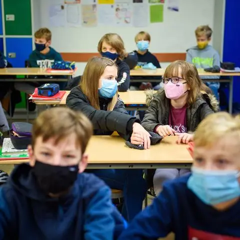 19.10.2020, Schleswig-Holstein, Kiel: Schülerinnen und Schüler einer sechsten Klasse der Max-Planck-Schule Kiel sitzen während des ersten Unterrichts nach den Herbstferien in ihrem Klassenzimmer und tragen dabei eine Alltagsmaske. Foto: Gregor Fischer/dpa +++ dpa-Bildfunk +++ | Verwendung weltweit