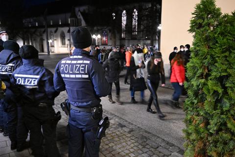 Polizei Gewerkschaft Rheinland-Pfalz kritisiert Gewalt bei "Spaziergängen". Hintergrund ist die Beobachtung der Ordnungskräfte, dass sie bei ihrem Auftrag, friedliche Versammlungen zu schützen, in zunehmendem Maß behindert oder gar angegriffen werden. Foto: dpa
