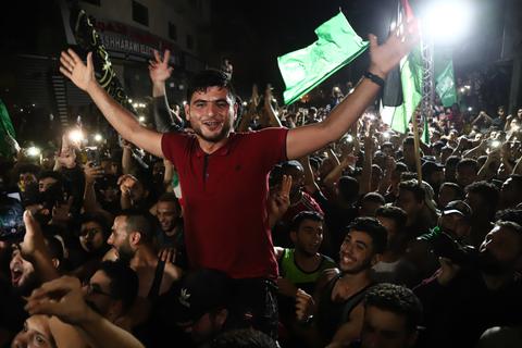 Palästinenser feiern die Waffenruhe. Foto: dpa