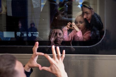 15. April 2022, Ukraine, Lwiw: Der Ukrainer Nicolai steht am Bahnhof in Lwiw und verabschiedet sich von seiner Tochter Elina und seiner Frau Lolita, die mit einem Zug nach Polen fliehen.  