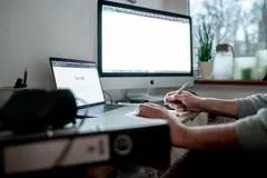 Im Homeoffice immer voll bei der Sache? Auch privates Surfen während der Arbeitszeit kann unter Umständen als Arbeitszeitbetrug gewertet werden.