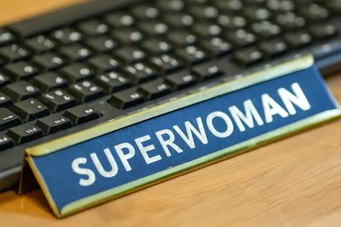 Ein Schild mit der Aufschrift «Superwoman»