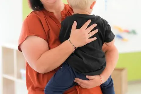 Nicole Peters hält einen Jungen auf dem Arm