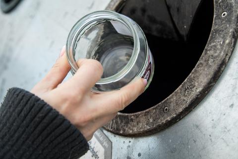 Ein Weißglas wird entsorgt
