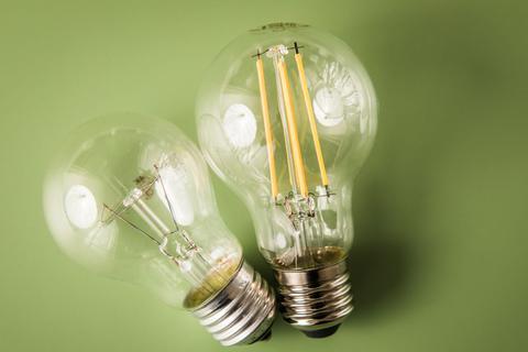 Die gute alte Glühlampe verbraucht bis zu 90 Prozent mehr Strom als die LED. Doch damit Unternehmen und Vereine energieeffizienter werden, braucht es größere Sanierungen.