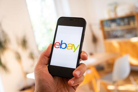 Ebay-Logo auf Smartphone-Screen