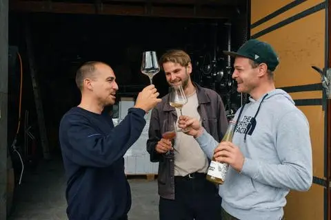 Kontakt zu den Winzern zählt: Nicolas Wenz, Sven Grolik und Hannes Bergdoll (von links) bei der Arbeit. Foto: Nature’s Calling