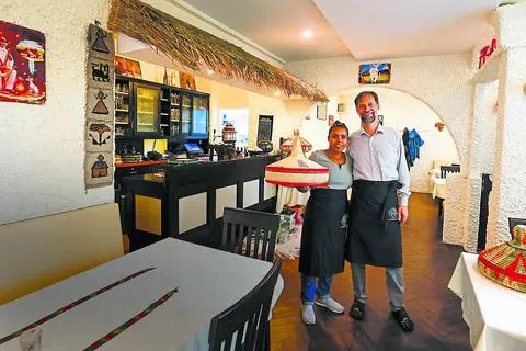 Axel Hornung und seine Frau Ewketwa Ferisha Sore-Hornung bieten den Gästen im „Yetenbi“ äthiopische Spezialitäten. Foto: Guido Schiek