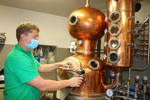 Volker Ester  an seiner Brenn-Anlage. Foto: Kirsten  Sundermann