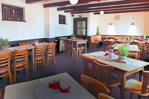 Eine Einrichtung aus Holz, traditionelle Gerichte und natürlich das „Helle“ sorgen für authentische Brauhausatmosphäre wie hier im Wirtshaus-Saal des Grohe. Fotos: Andreas Kelm, Prisca Jourdan