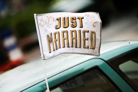 Schild mit der Aufschrift „Just married“