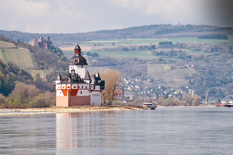 Die Burg Pfalzgrafenstein bei Kaub im Rhein bietet sich als Ausflugsziel für die Wanderung über das Traumschleifchen Pfalzblick an. Foto: mojolo/stock.adobe