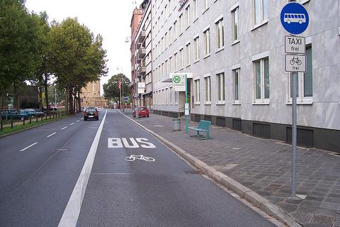Städte und Gemeinden dürfen Busspuren künftig auch für E-Fahrzeuge freigeben. Foto: Wikimedia/Martin Hawlisch