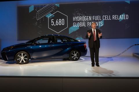 Bob Carter, Chef von Toyota in den USA, empfiehlt das Brennstoffzellenauto Mirai nicht nur für die emissionsfreie Mobilität, sondern auch als heimisches Kraftwerk in Notsituationen. Foto: Toyota