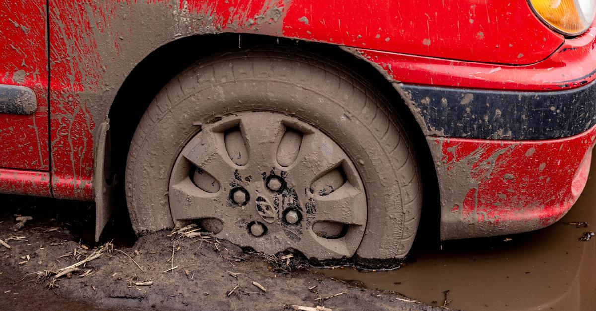 So kommen festgefahrene Autos und Camper aus dem Matsch