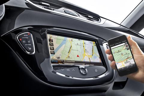 Das System IntelliLink spiegelt die Anzeige des Smartphones auf das Display des Opel Corsa. Die Anwendungen können dann über das Sieben-Zoll-Touchscreen bedient werden. Foto: Opel