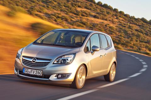 Außen mini, innen Van: Der kleine Opel Meriva bietet seinen Passagieren und deren Gepäck viel Platz. Foto: dpa