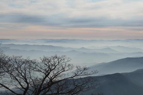 Mystisch: Der Blick vom Gariwangsan (Mount Gariwang) über bewaldete Gebirgsketten, wo einst der Sibirische Tiger zu Hause war. Foto: Christoph Schrahe  Foto: Christoph Schrahe