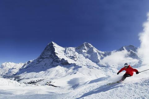 Skifahren auf der Kleinen Scheidegg vor imposanter  Bergwelt mit Eiger, Mönch und Jungfrau. Foto: swiss-image.ch/  Christof Sonderegger