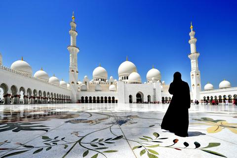 Verschleierte Frau vor der Sheikh-Zayed-Moschee im Emirat Abu Dhabi. Foto: N. Eisele-Hein