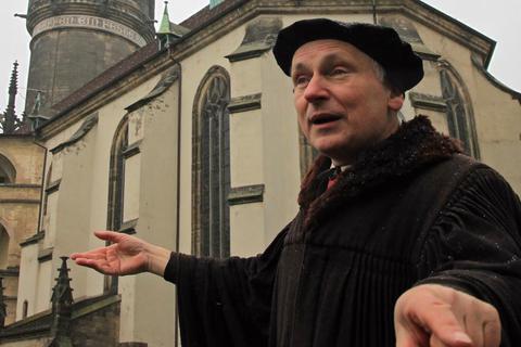 Bernhard Naumann, alias Martin Luther, als Touristenführer vor der Schlosskirche zu Wittenberg.Foto: Ekkehart Eichler  Foto: Ekkehart Eichler