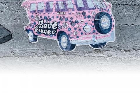 Joinys VW-Bus auf dem „Surveillance of the fittest“-Mural. Foto: Anna Röttgers