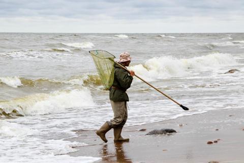 Igoris Osnac geht bei Wind und Wetter in die Ostsee und sucht dort nach Bernstein. Foto: Anna Röttgers  Foto: Anna Röttgers